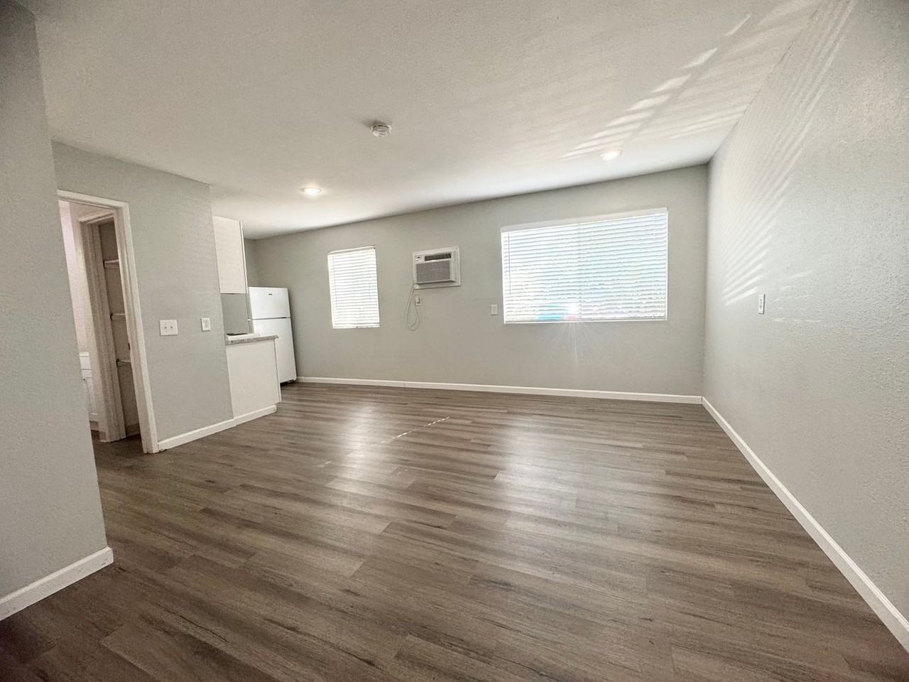 1252 Warner St - Photo 2 of 8