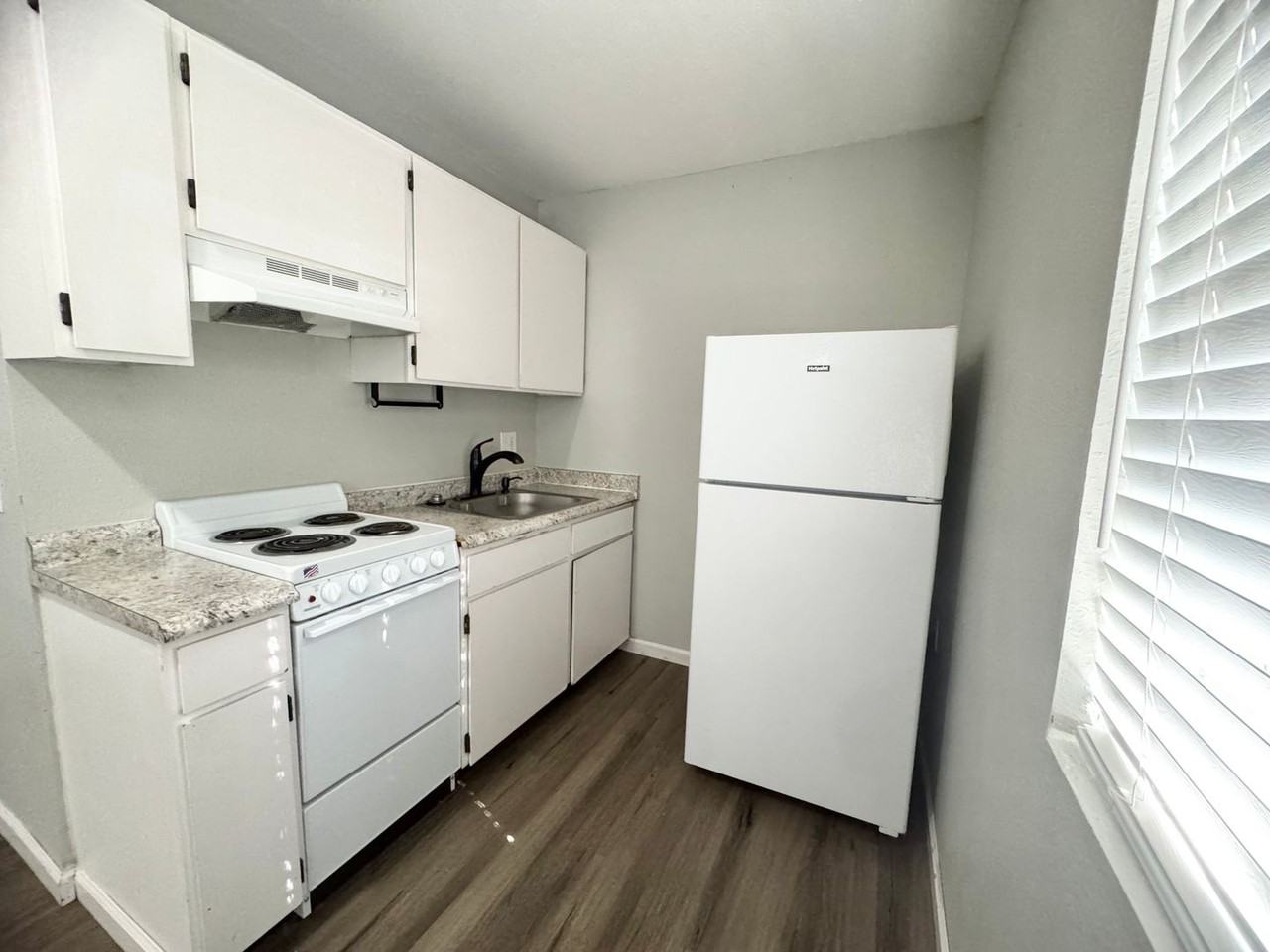 1252 Warner St - Photo 3 of 8