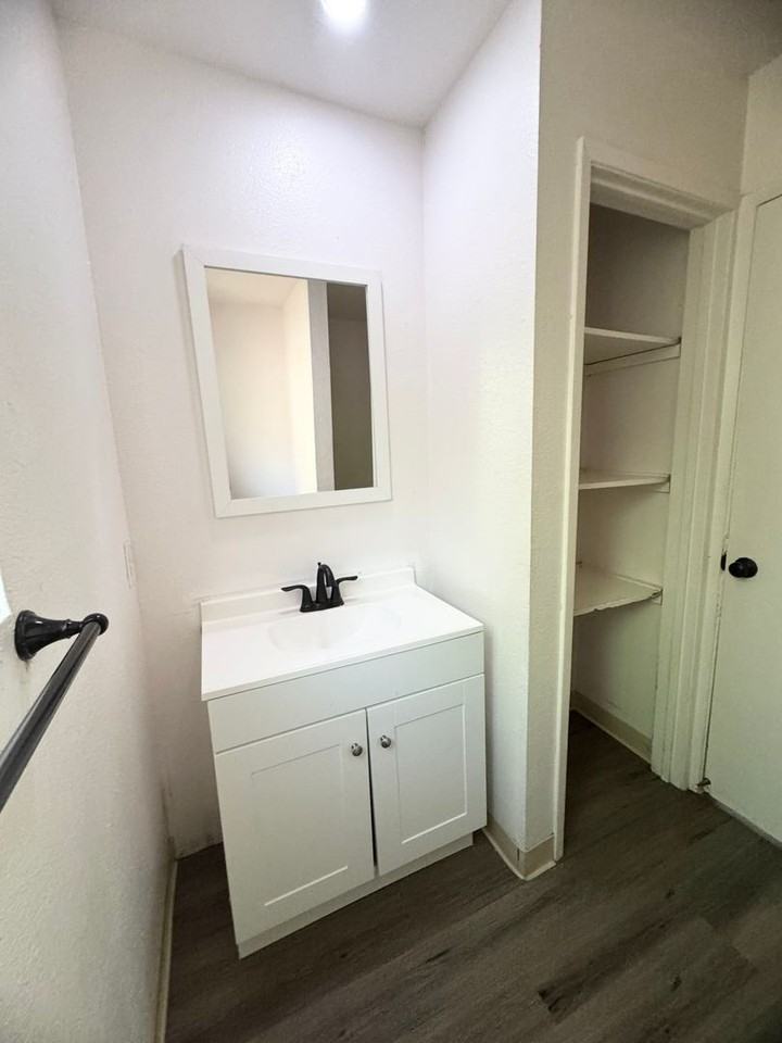 1252 Warner St - Photo 5 of 8