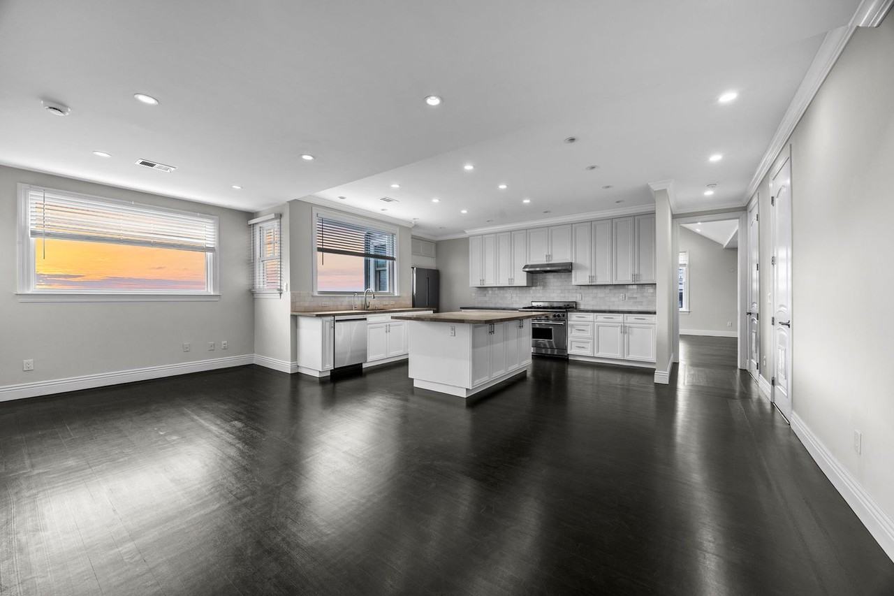 1123 Green St - Photo 3 of 35