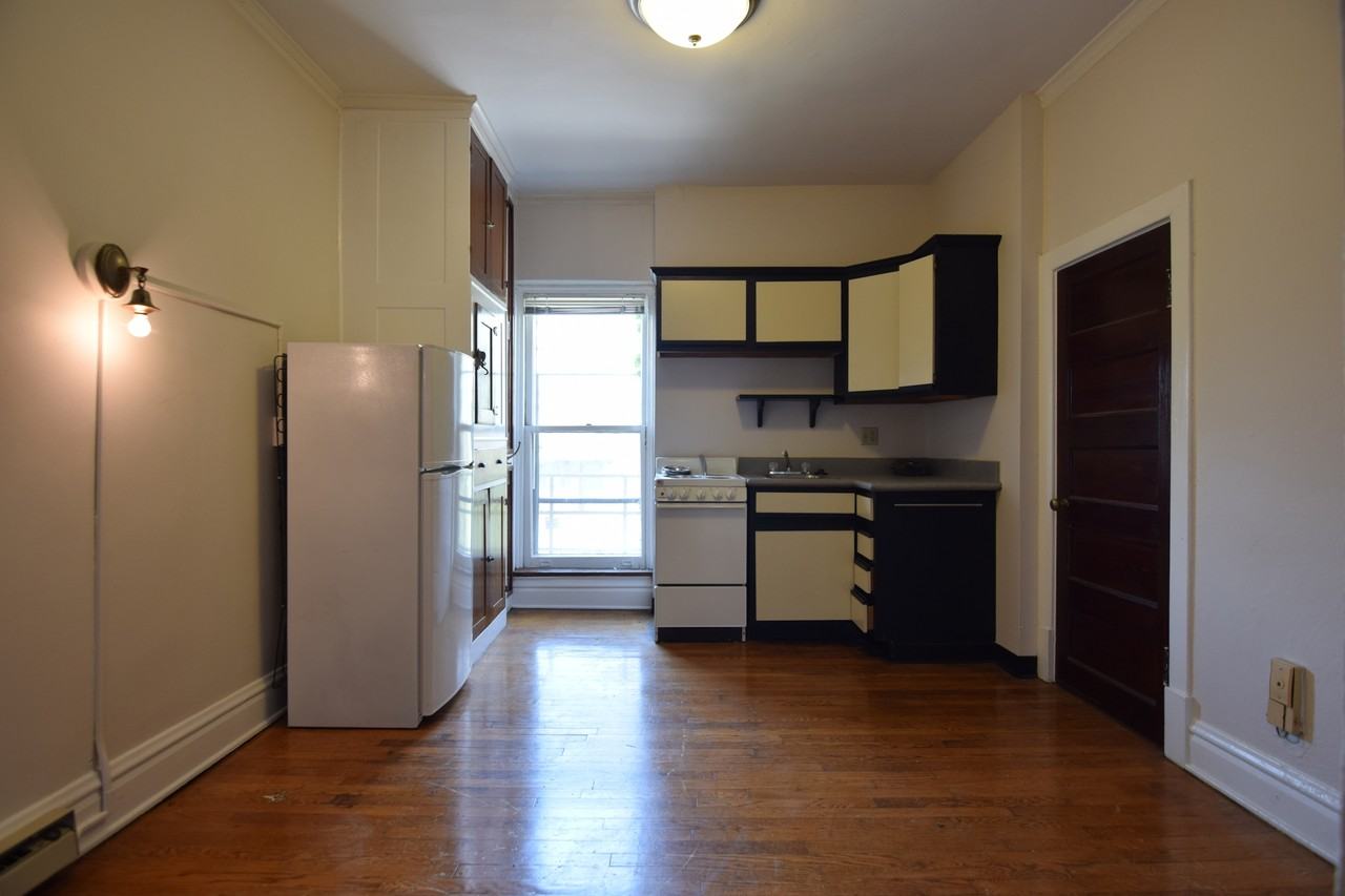 Greystone Court Apartments - Photo 6 of 28