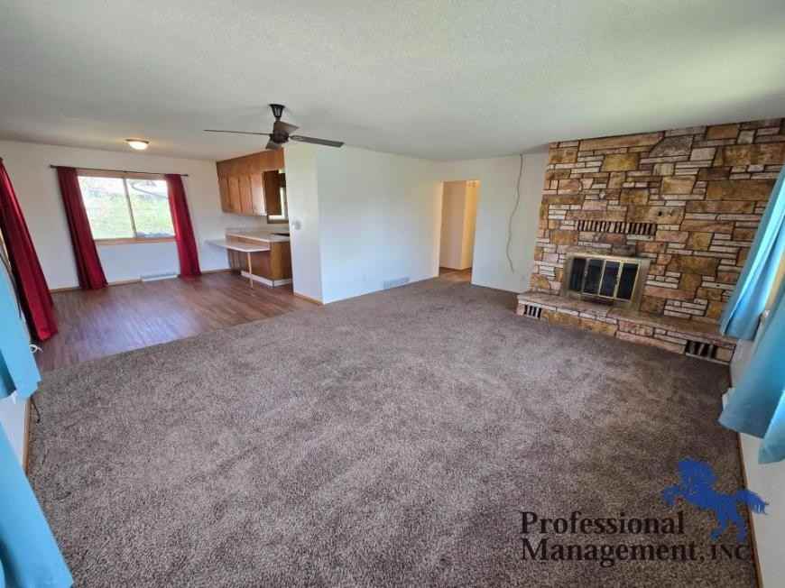 413 W 11th St - Photo 2 of 10