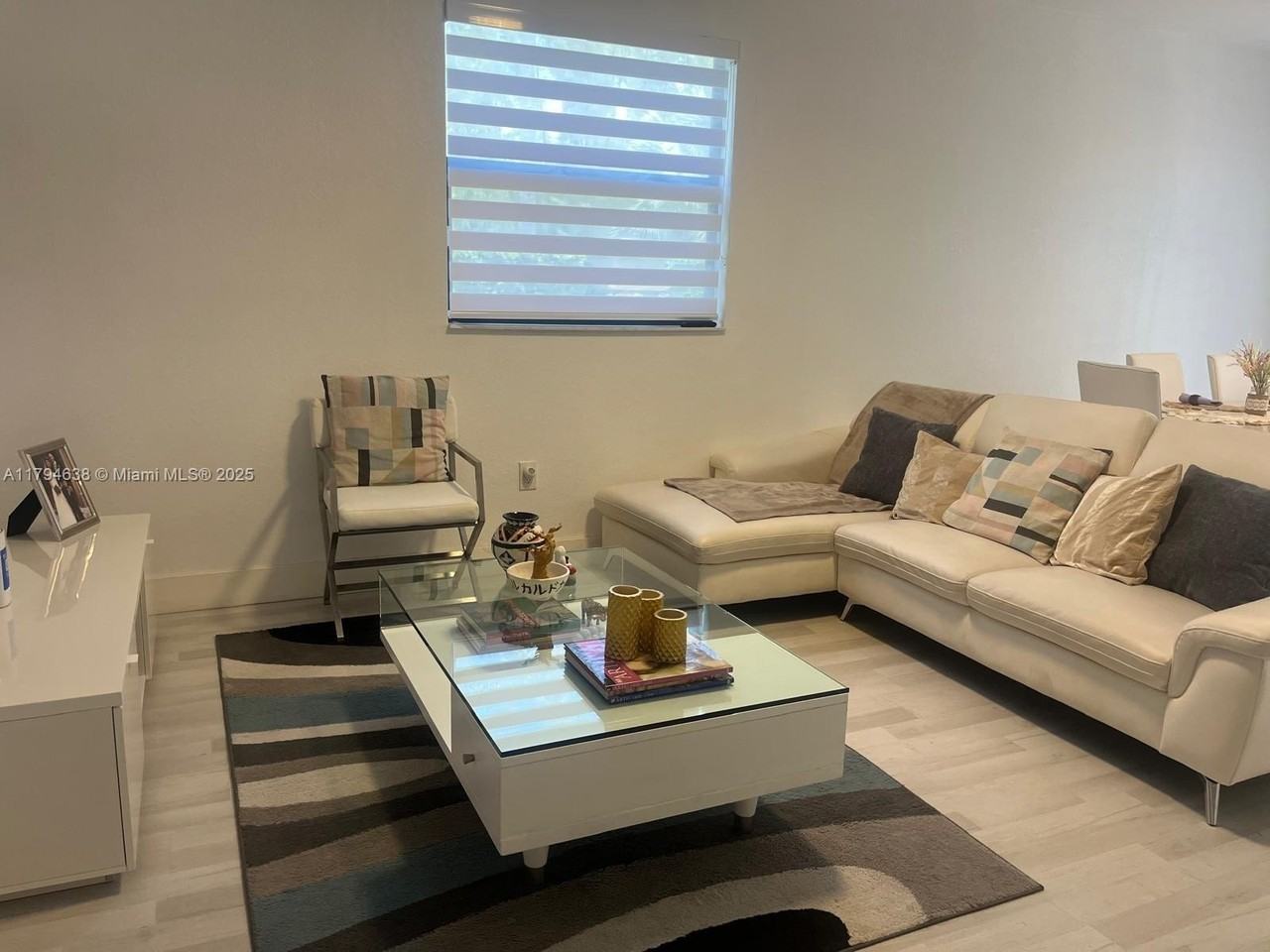 8985 Nw 98th Ave - Photo 6 of 27