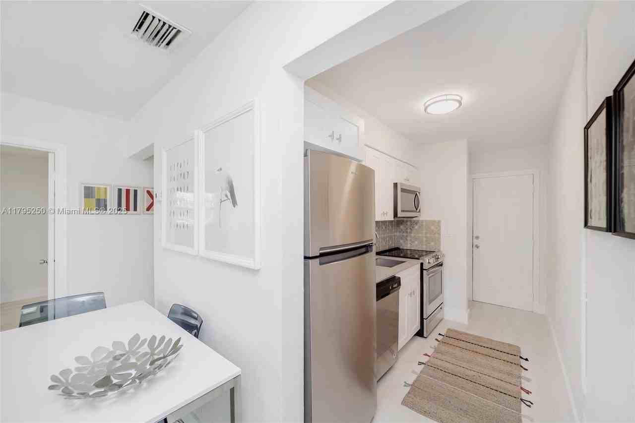 6210 Sw 59th Pl #0 - Photo 3 of 18