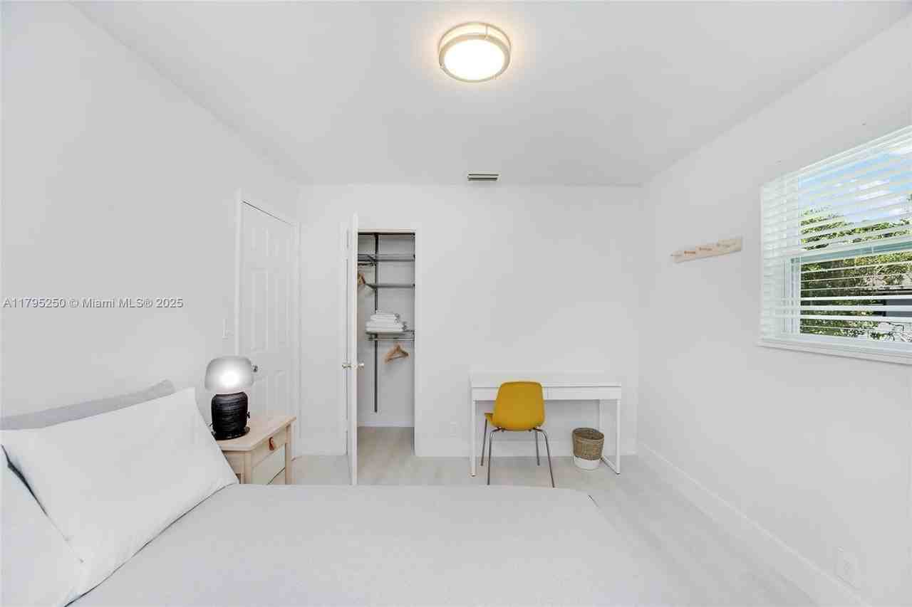 6210 Sw 59th Pl #0 - Photo 7 of 18