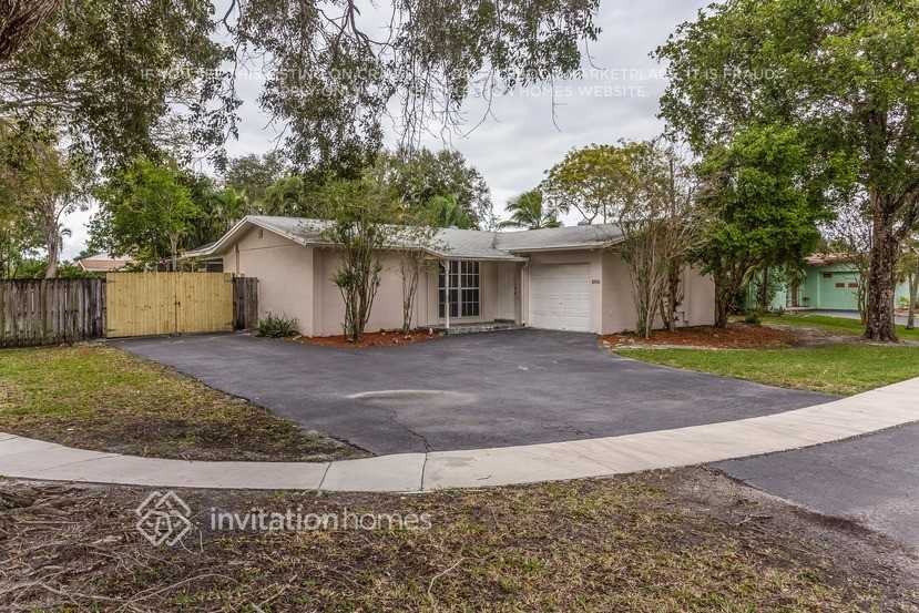 1000 Nw 93rd Ter - Photo 2 of 13