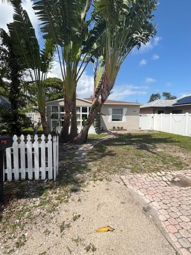 309 Sw 13th St - Photo 2 of 33