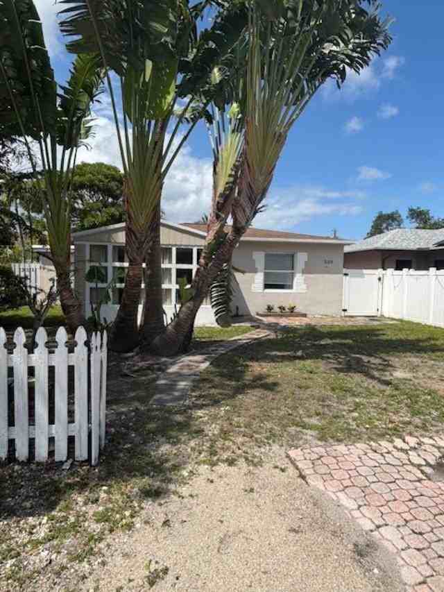 309 Sw 13th St - Photo 3 of 33