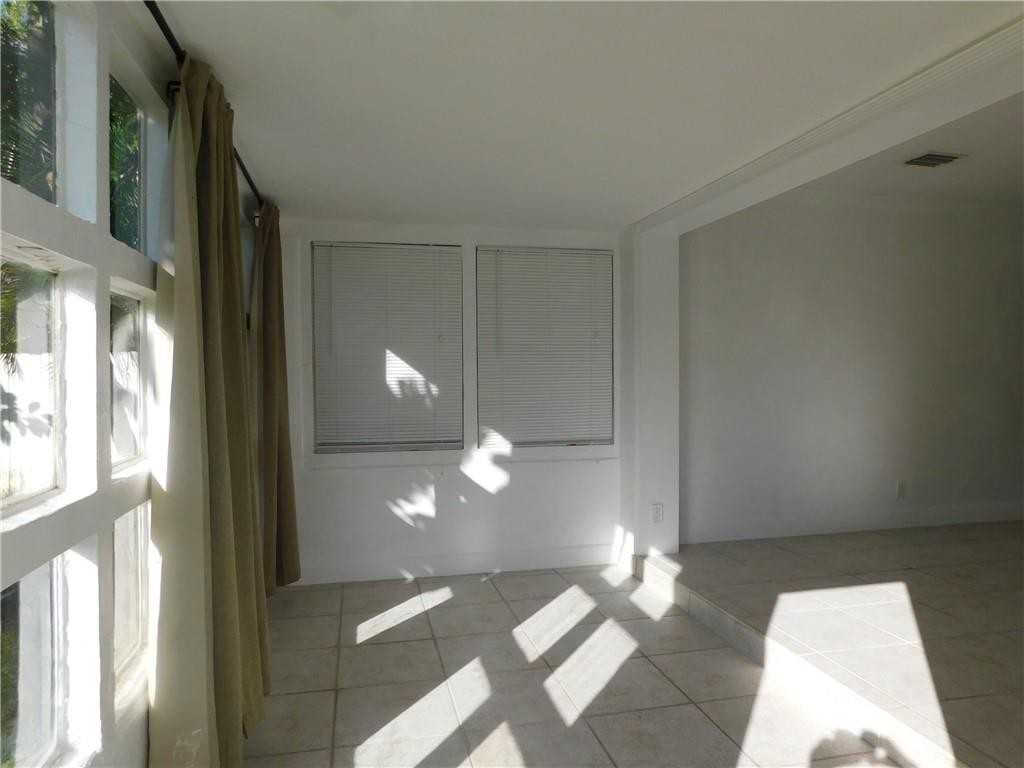 309 Sw 13th St - Photo 5 of 33