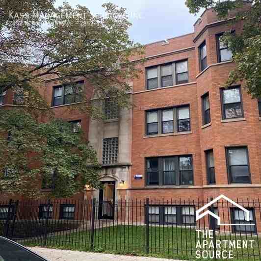 2852 W Rosemont Ave #3 - Photo 6 of 7