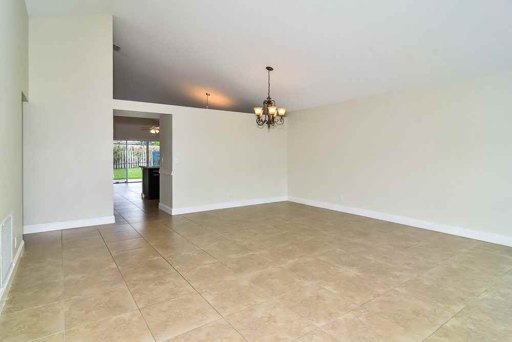 22457 Middletown Dr - Photo 3 of 15