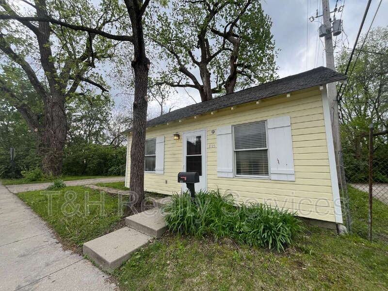 1115 E North St - Photo 3 of 14