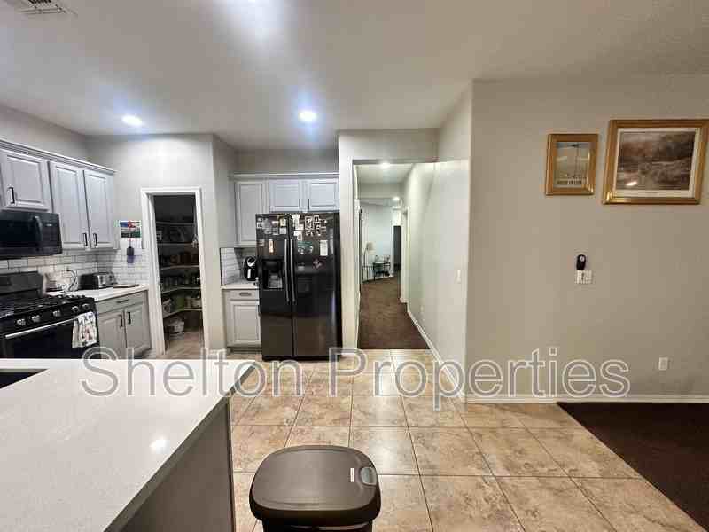 30311 W Whitton Ave - Photo 5 of 34
