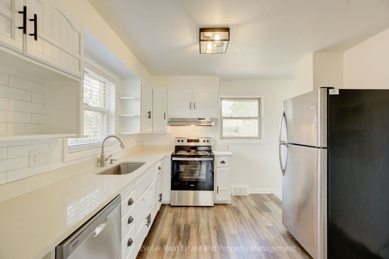 6900 Larsh Dr - Photo 3 of 20