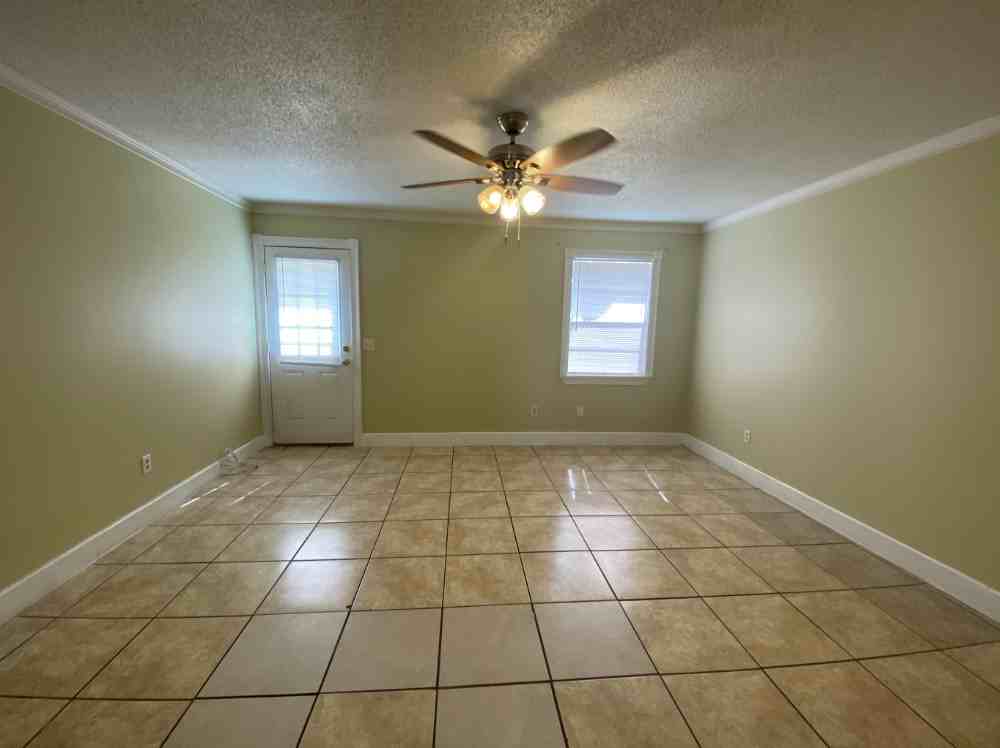 137 Deerwood Ct - Photo 3 of 14