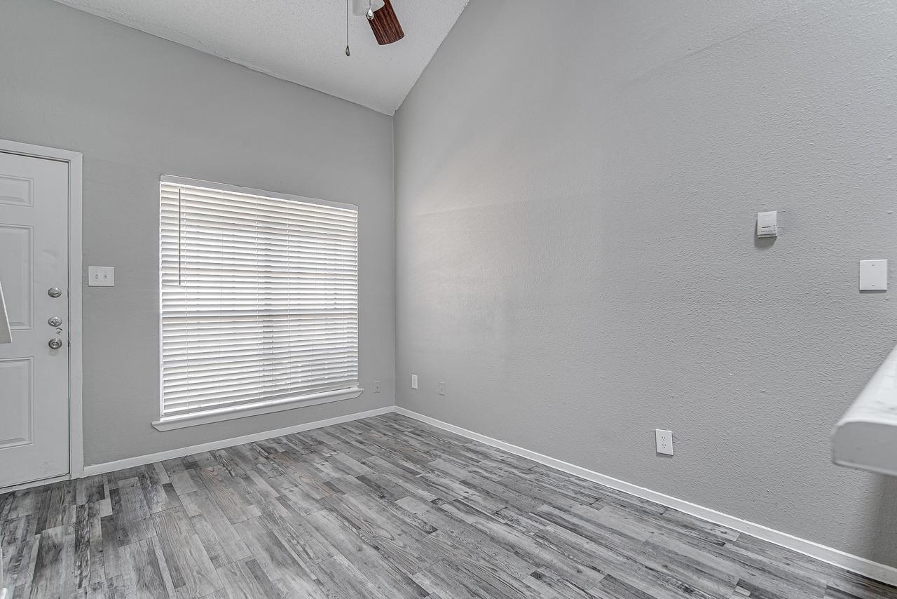 Sam Maverick Apartments - Photo 5 of 45