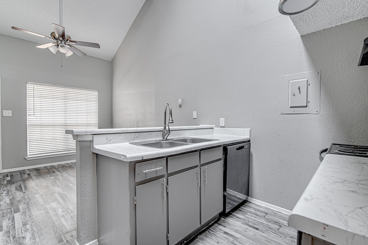 Sam Maverick Apartments - Photo 2 of 45