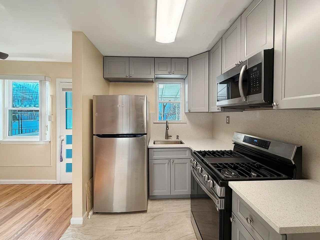 2925 Hering Ave - Photo 2 of 12