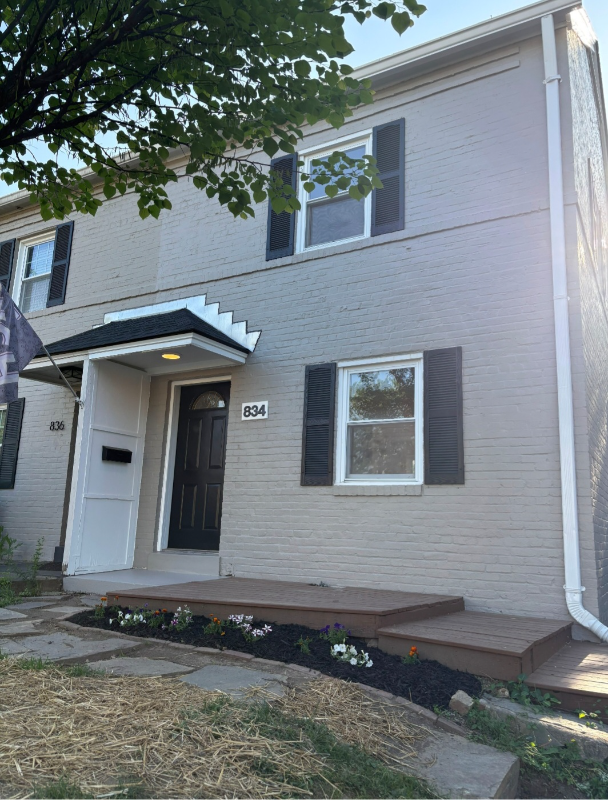 834 S Ivy St - Photo 2 of 14
