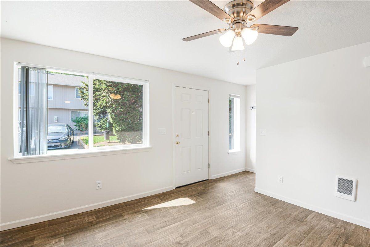 Lincoln Townhomes - Photo 4 of 29