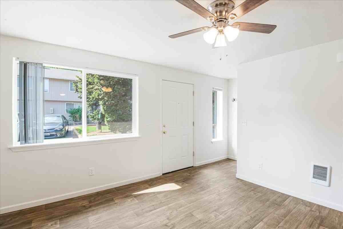 Lincoln Townhomes - Photo 5 of 29