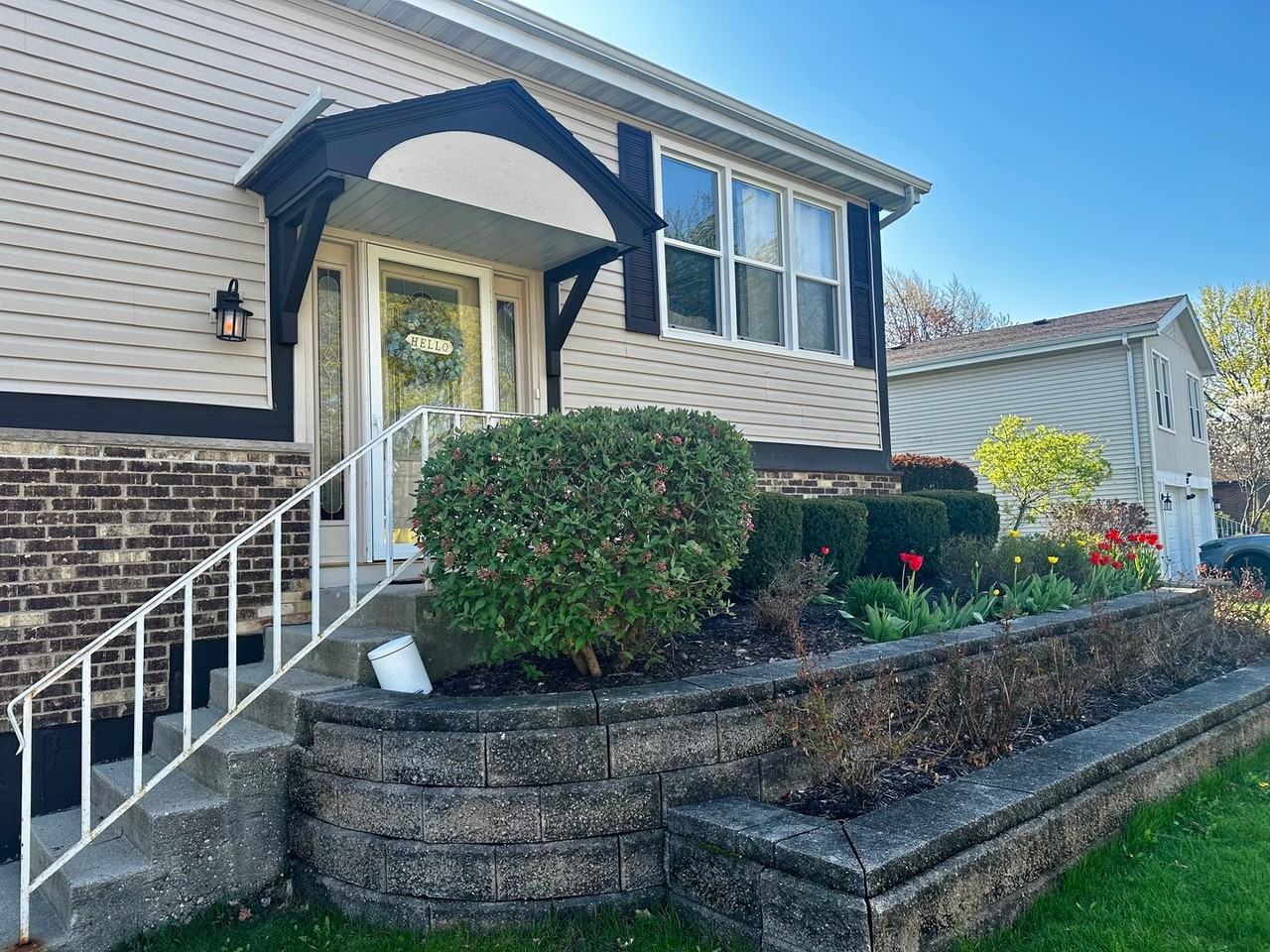 305 Sutherland Ln - Photo 2 of 23