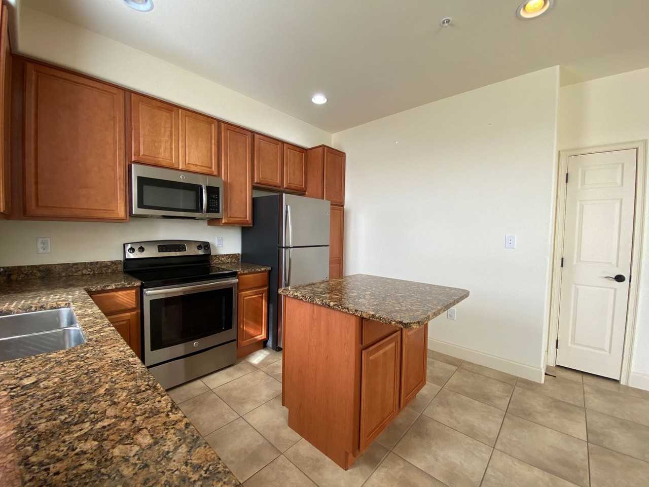2350 Bella Vista Dr - Photo 3 of 10