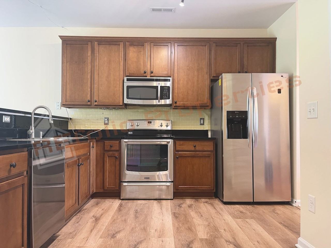 1304 Cozart St - Photo 5 of 31