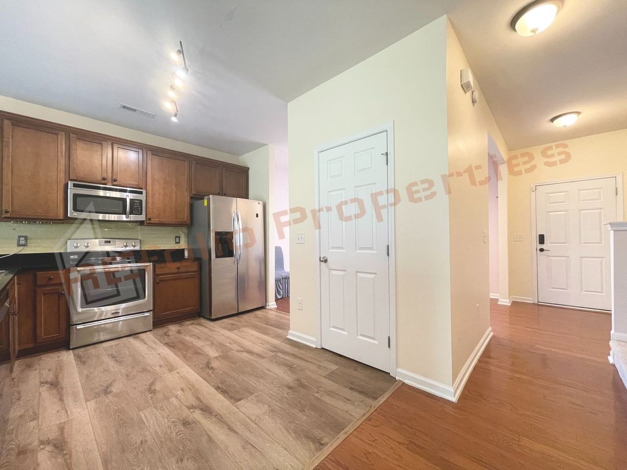 1304 Cozart St - Photo 6 of 31