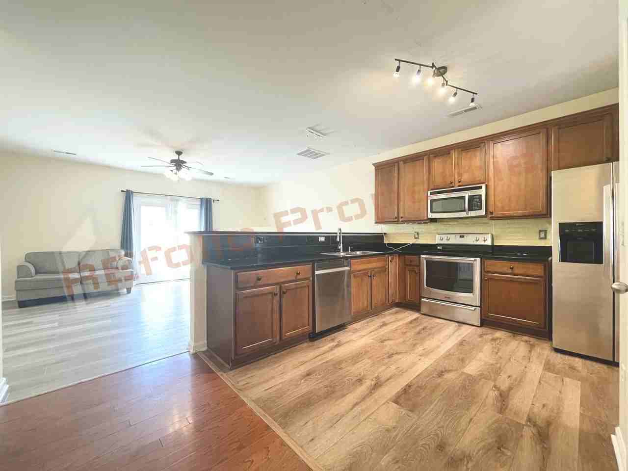 1304 Cozart St - Photo 7 of 31