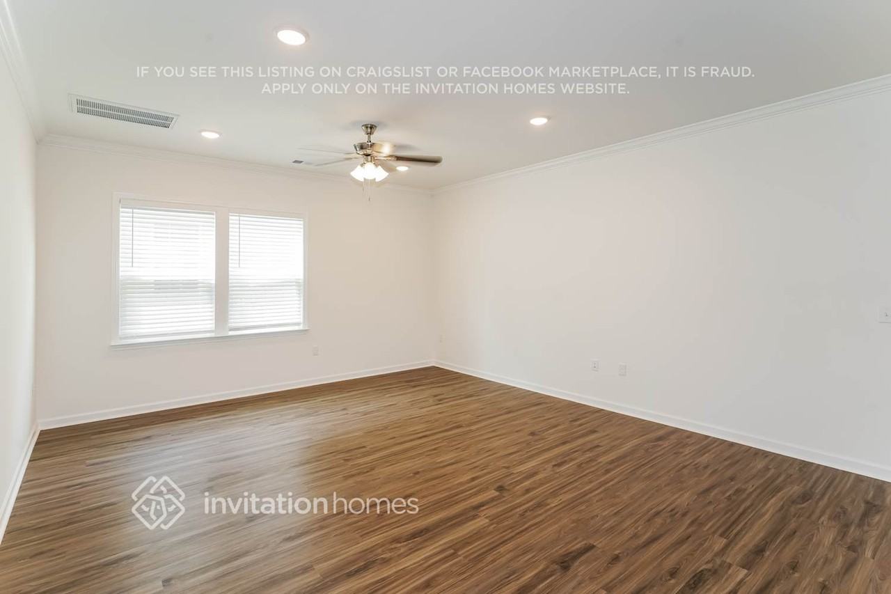 444 Brook Ave - Photo 4 of 18