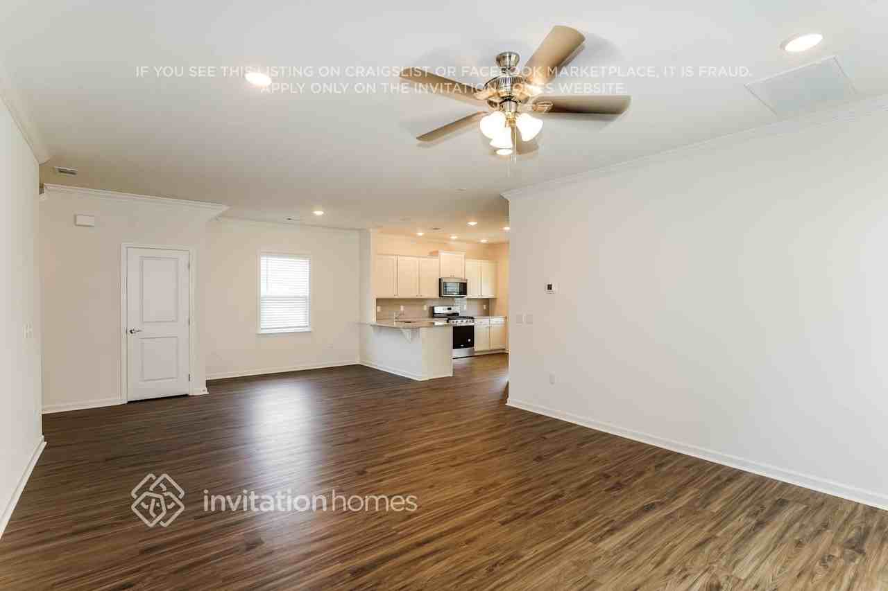444 Brook Ave - Photo 5 of 18