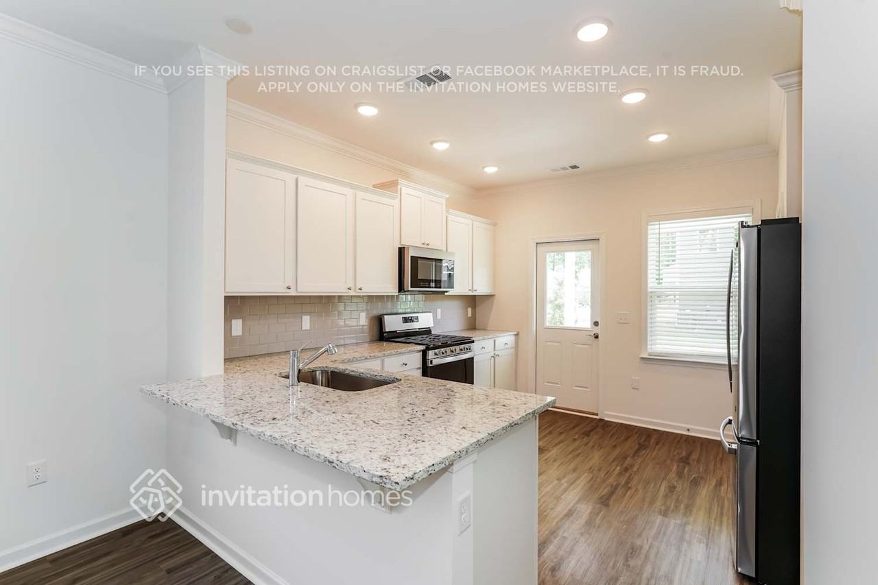444 Brook Ave - Photo 6 of 18