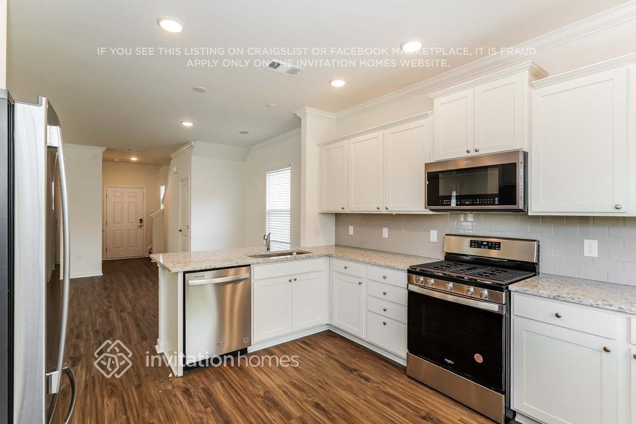 444 Brook Ave - Photo 7 of 18