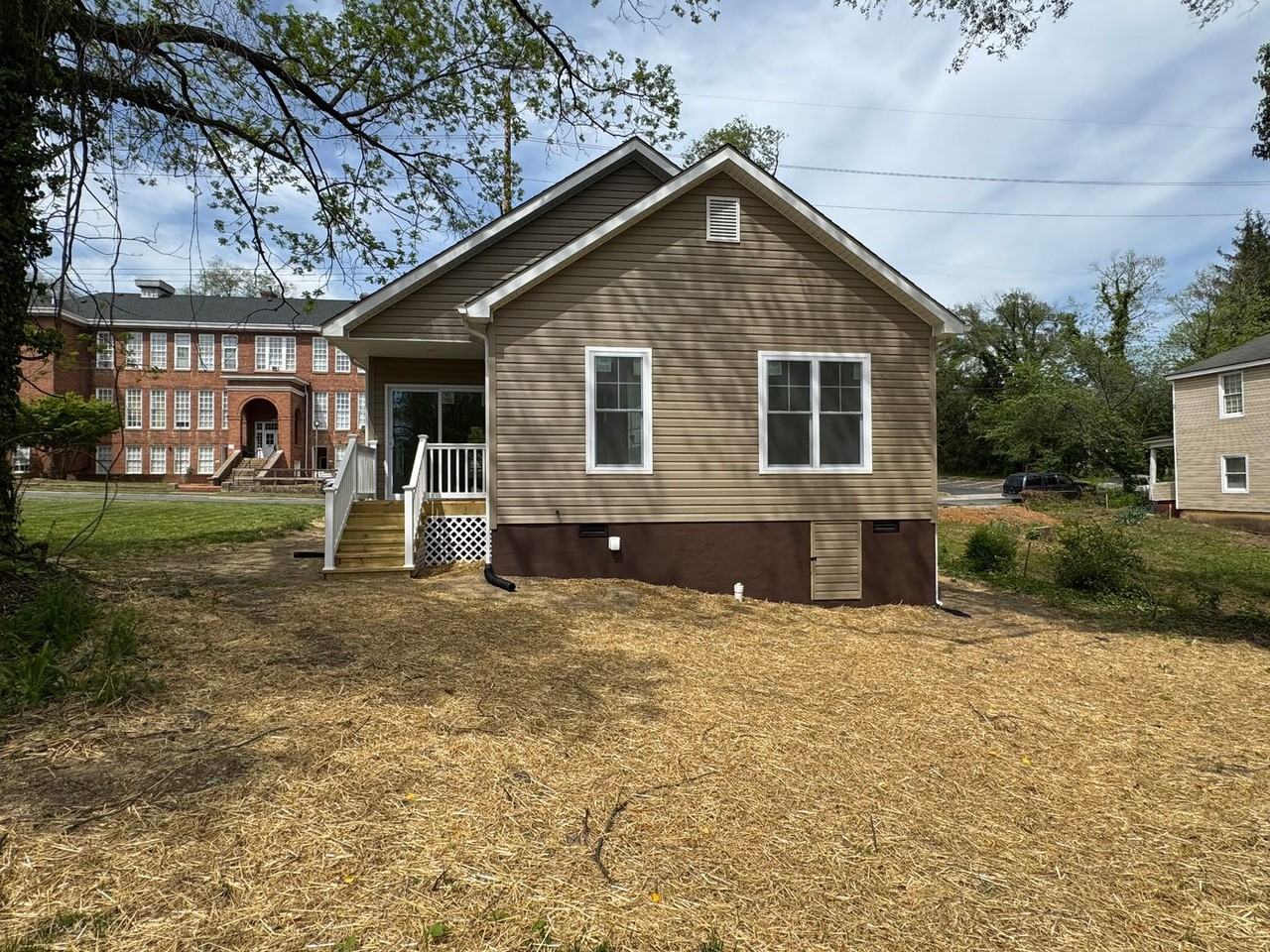 516 Harrison Ave Nw - Photo 2 of 13