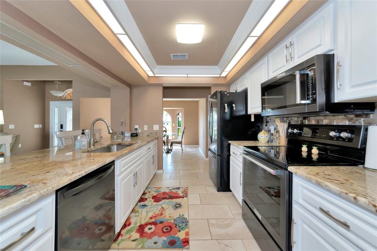 15564 Ruston Cir - Photo 7 of 50