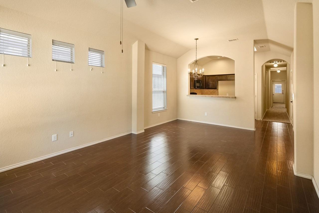 533 Creekside Cir - Photo 2 of 13