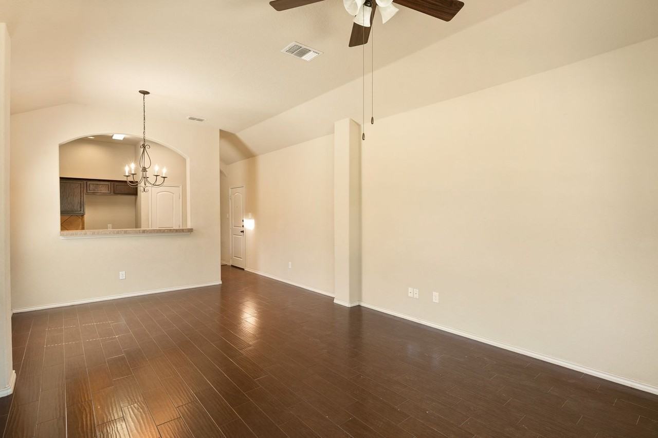 533 Creekside Cir - Photo 3 of 13