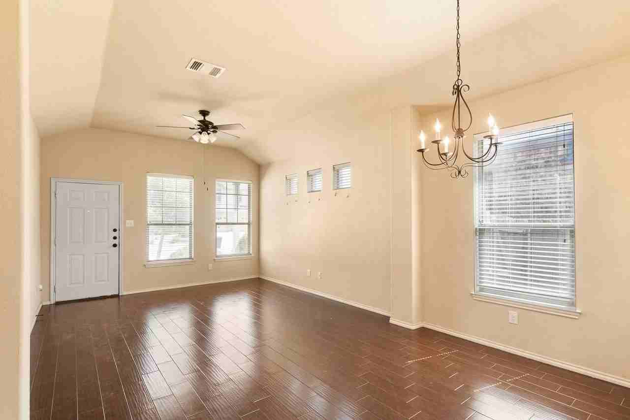 533 Creekside Cir - Photo 4 of 13