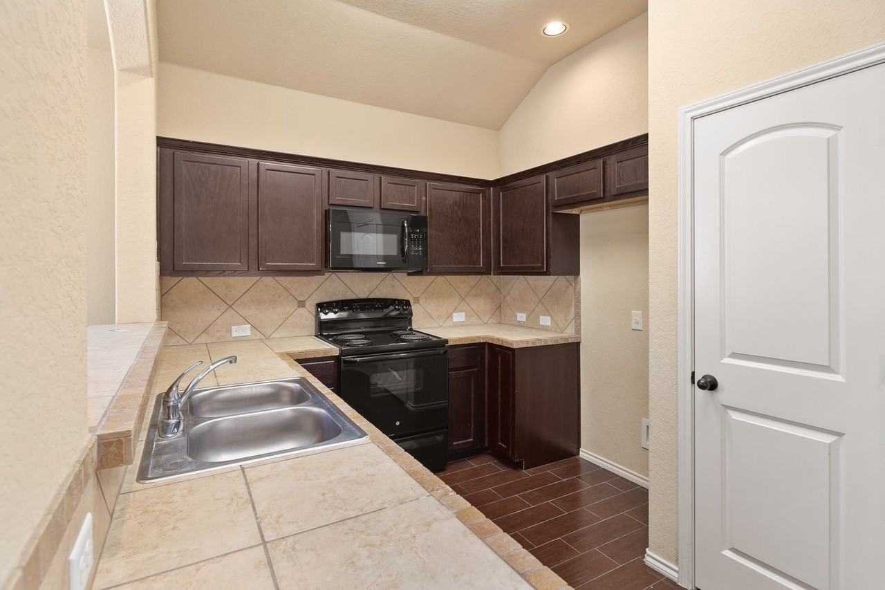 533 Creekside Cir - Photo 5 of 13