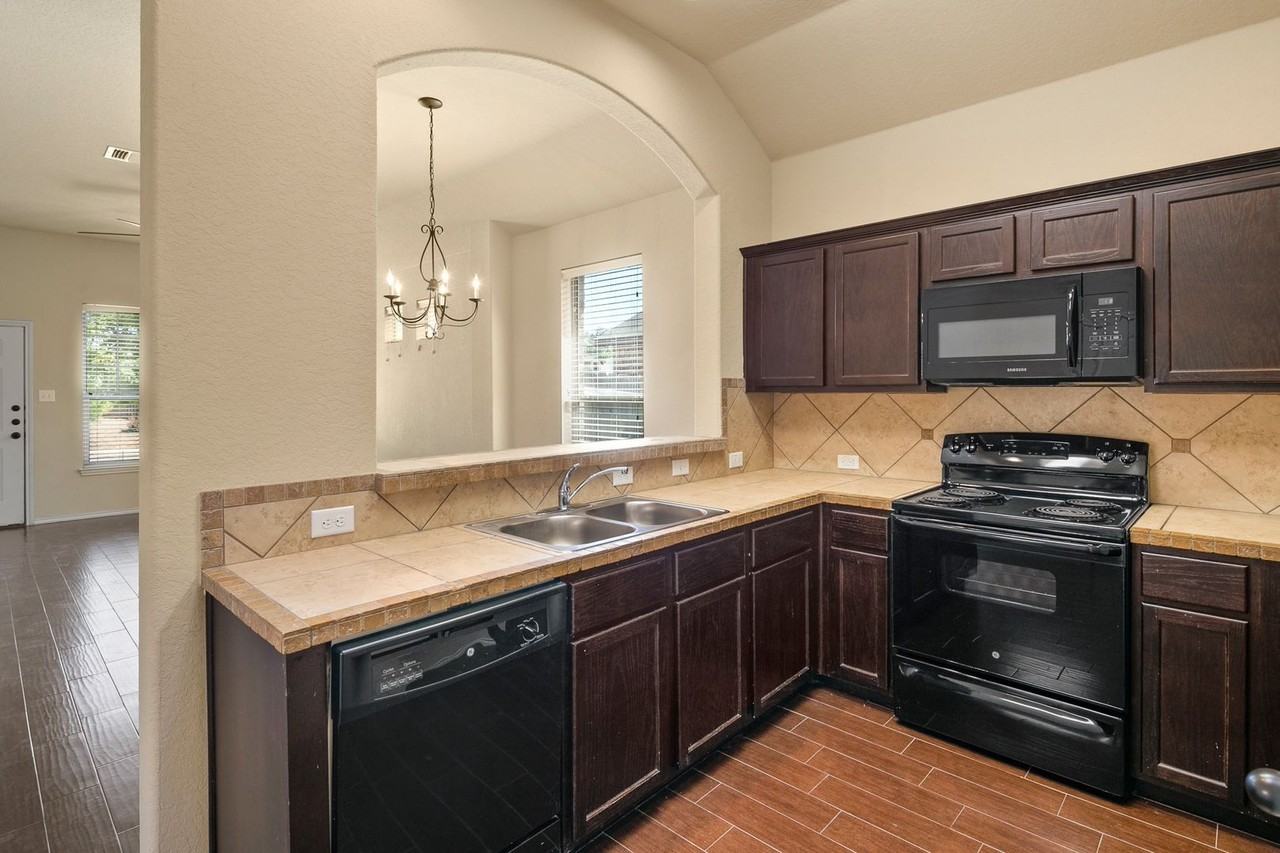 533 Creekside Cir - Photo 6 of 13