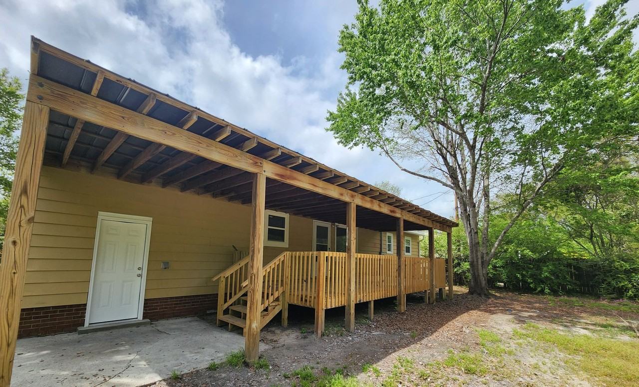 245 Lullwater Dr - Photo 2 of 36