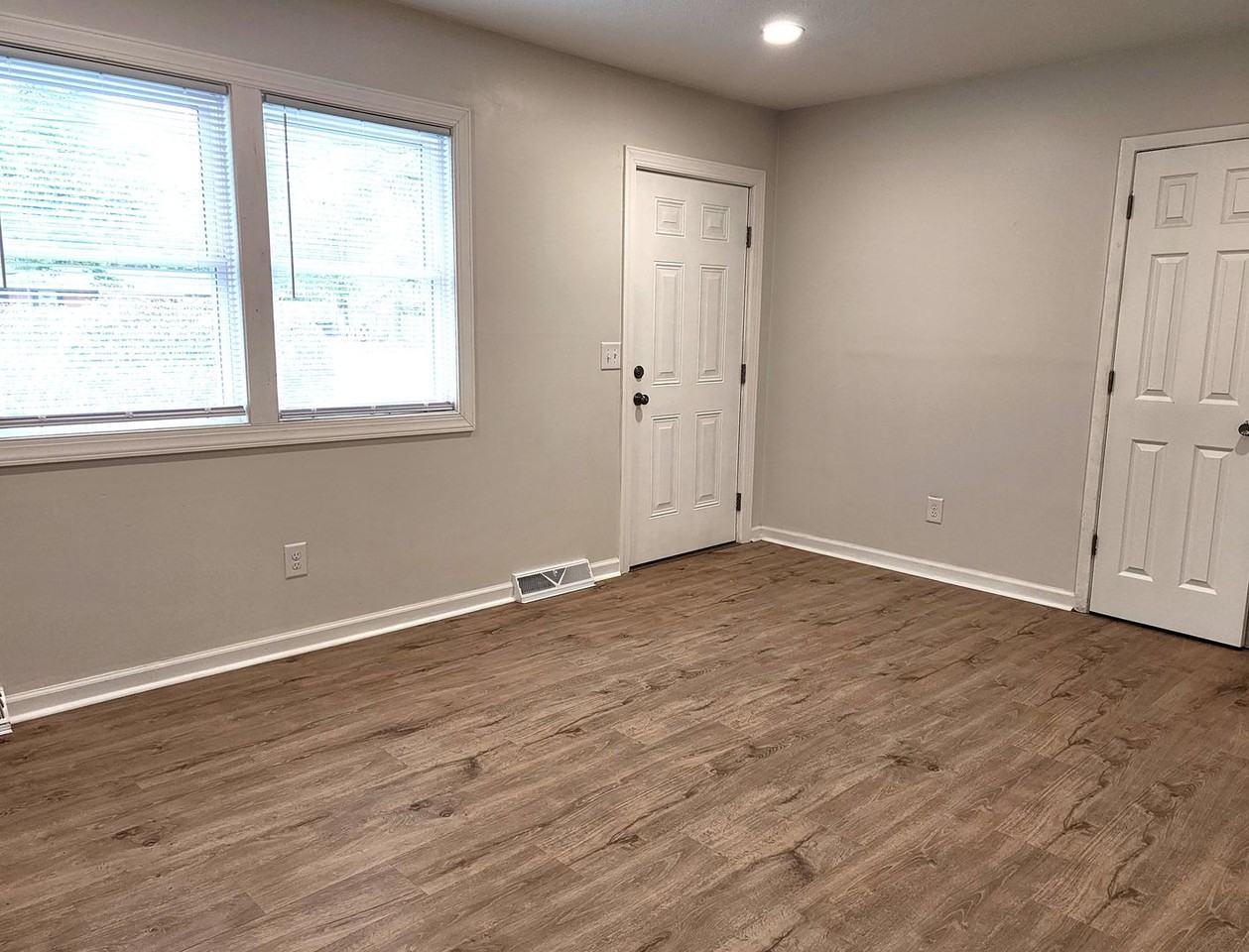 245 Lullwater Dr - Photo 3 of 36