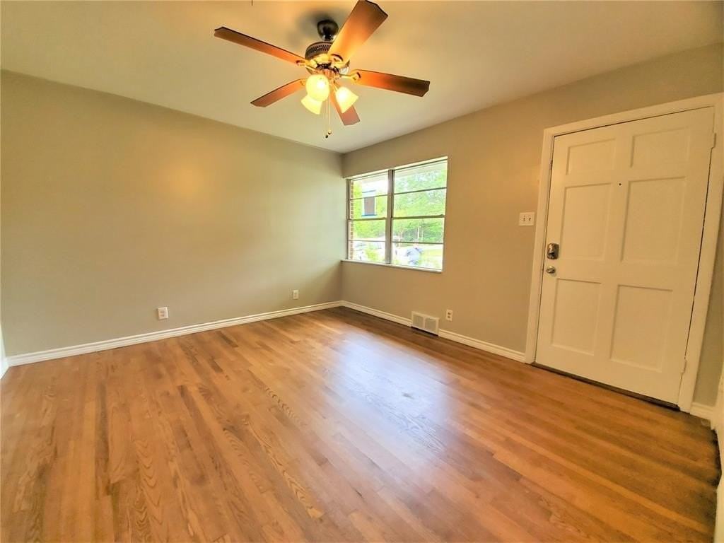 2115 Glenwood Ln - Photo 3 of 23