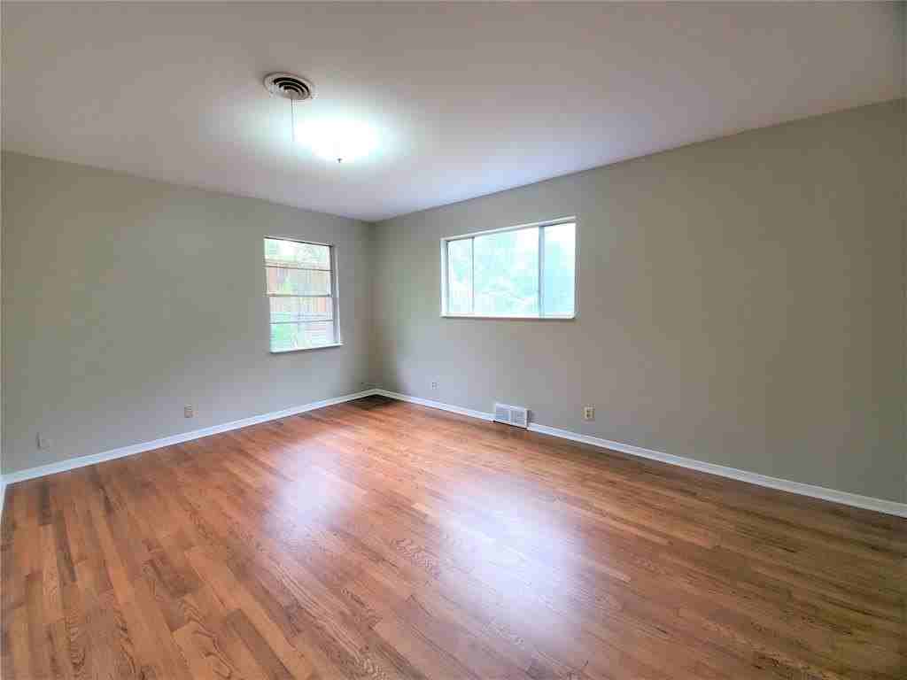 2115 Glenwood Ln - Photo 4 of 23