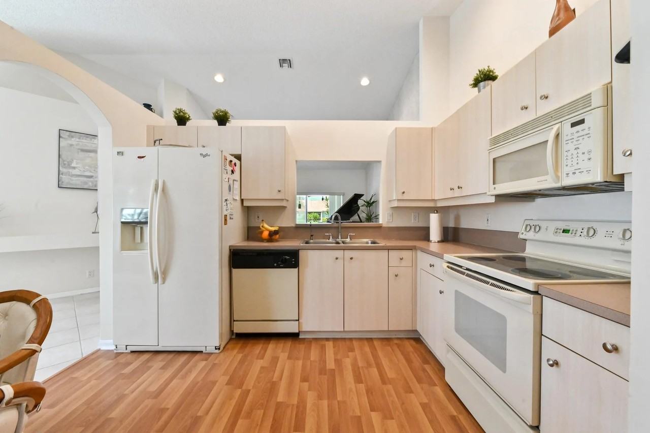 6077 Lake Hibiscus Dr #6077 - Photo 7 of 41