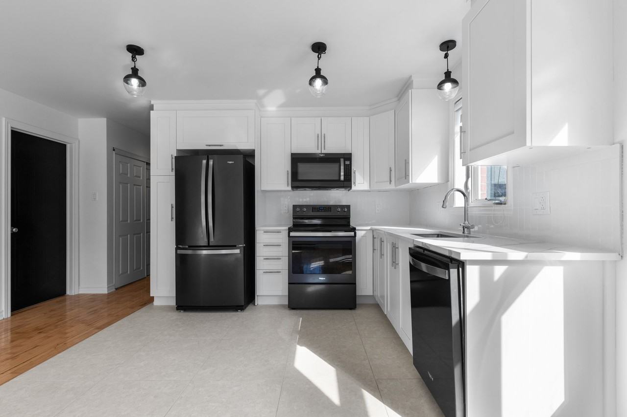 2293 Rue Centre - Photo 3 of 11