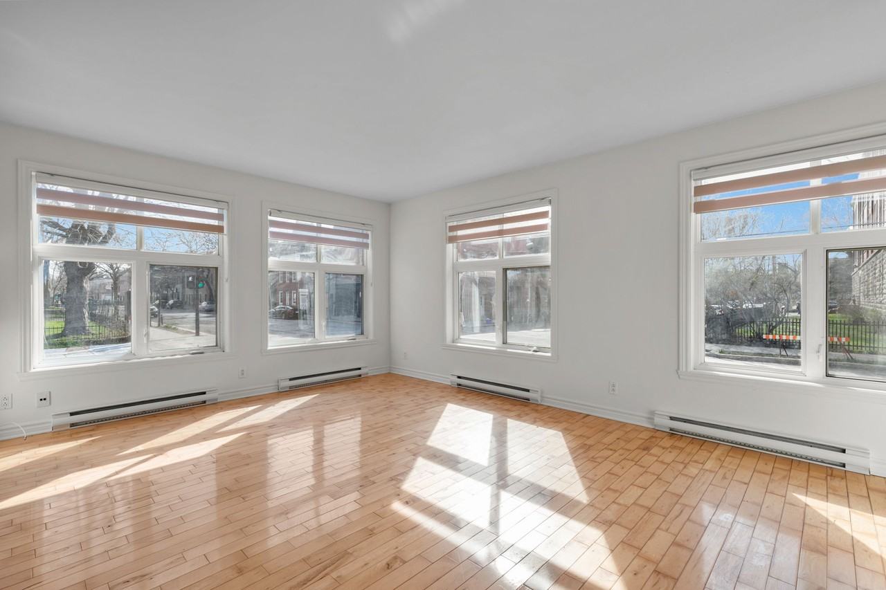 2293 Rue Centre - Photo 2 of 11