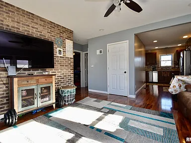 216 S Thorncrest Ave - Photo 3 of 19