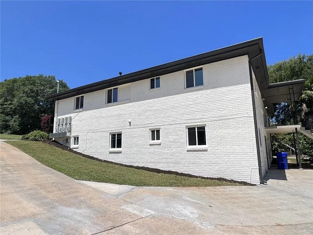 2058 Nettie Ct #B - Photo 2 of 16